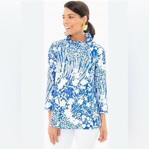 Tuckernuck Blue and White Graphic 3/4 Sleeve Blouse